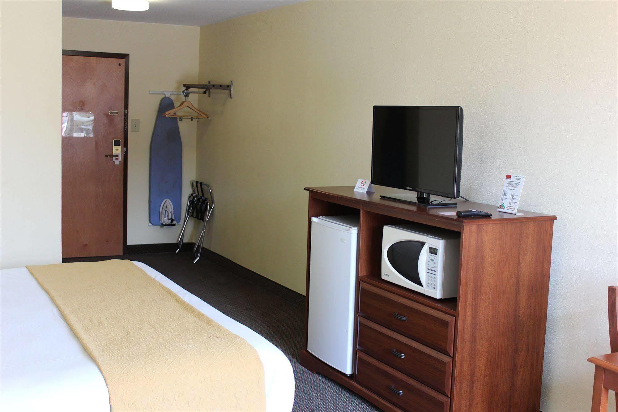 Econo Lodge Andrews Afb Clinton Exterior foto